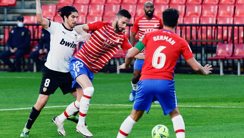 Gonalons y Soler disputan un balón en la primera parte F: Mundo Deportivo