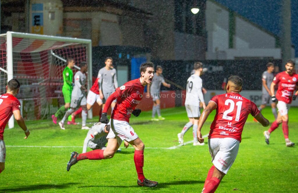 Lance del partido disputado en San Lorenzo entre CD Laredo y Bilbao Athletic