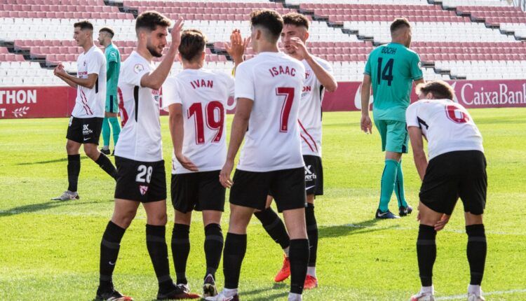 Sevilla Atlético celebra un gol