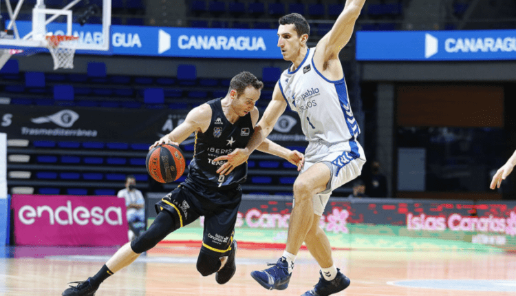 Marcelinho Huertas controla el balón pese a Dejan Kravic Foto: @SanPabloBurgos