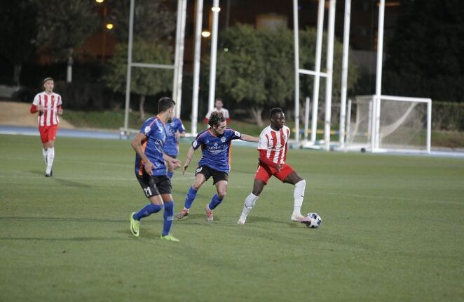 Appiah conduce el balón durante una acción del partido