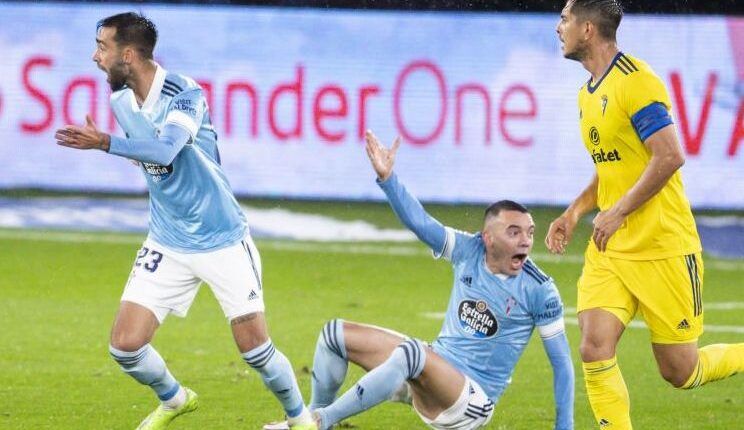 Iago Aspas en el suelo protestando una acción