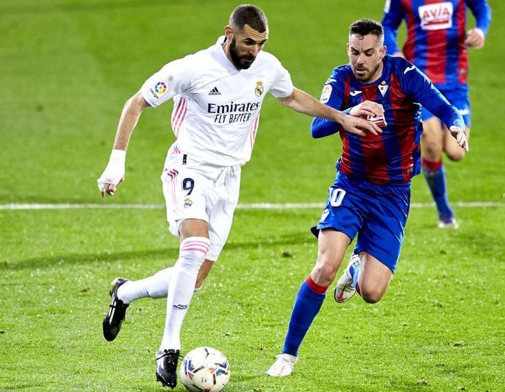 Karim Benzemá conduciendo el balón en un partido frente al Eibar