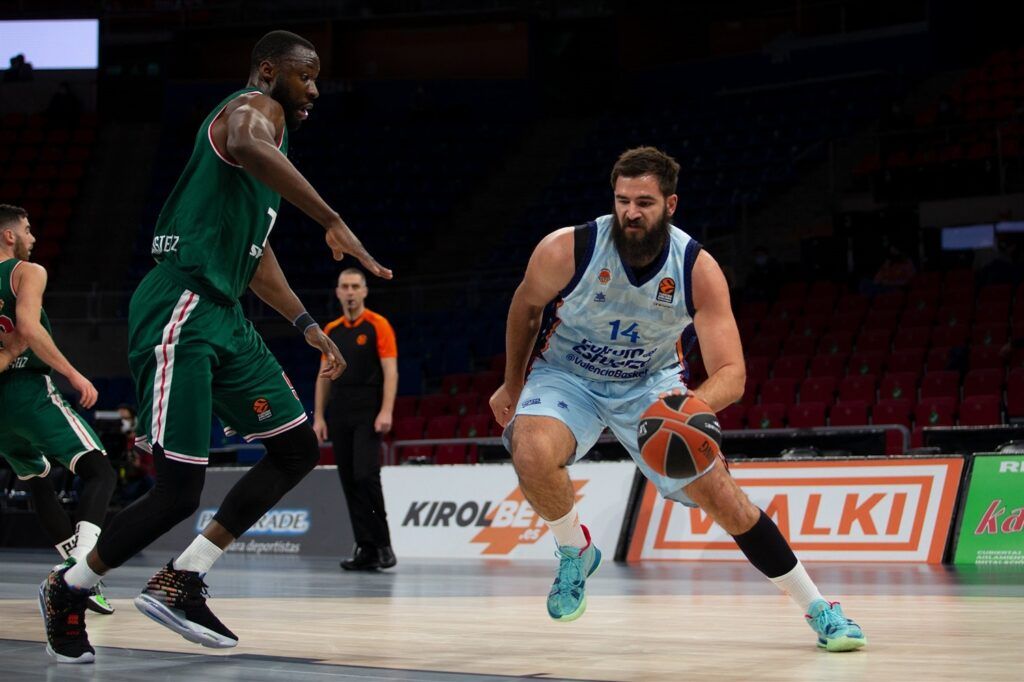 Bojan Dubljevic ataca el aro de Baskonia. Foto: Euroleague