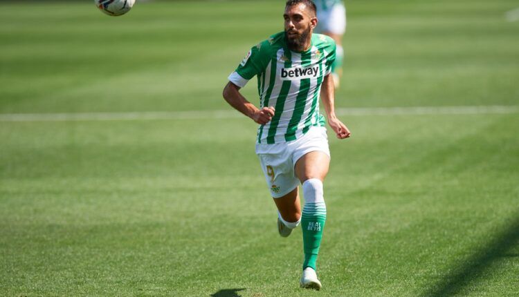 Borja Iglesias en un partido con el Betis