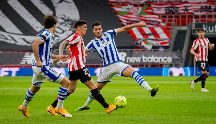 Vesga toca el balón ante la oposición de la Real Sociedad en un derbi