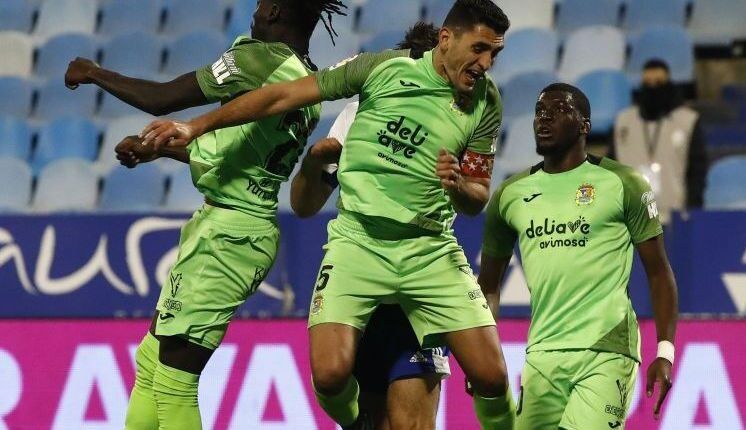 Jugadores del Fuenlabrada en un partido en La Romareda