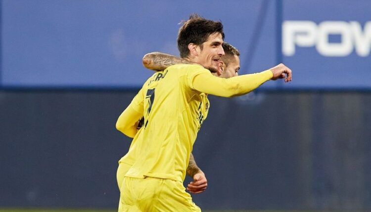 Gerard Moreno celebra uno de sus goles en El Sadar