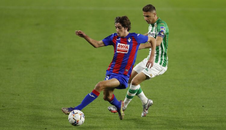 Bryan Gil en un partido con la SD Eibar