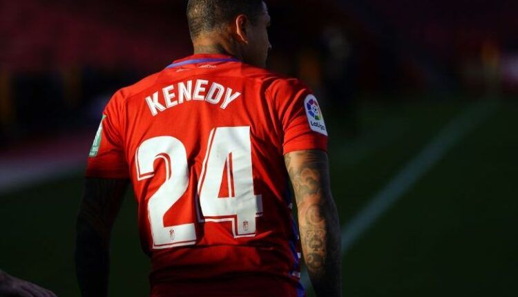 Kenedy con la camiseta del Granada