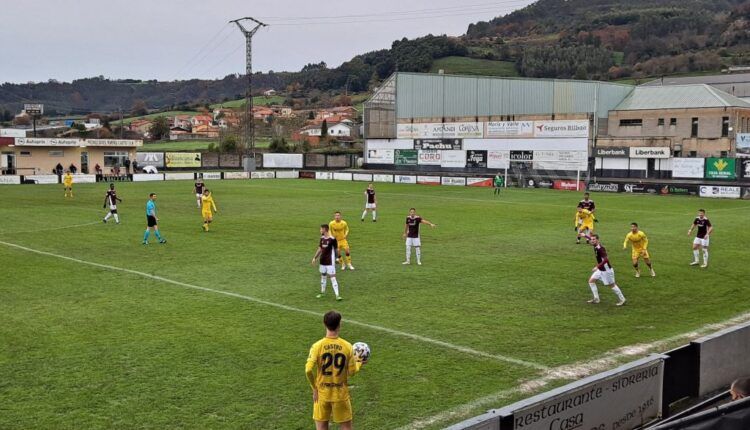 Lance del encuentro entre el CD Lealtad - AD Alcorcón en Les Caleyes