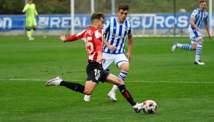 Unai Nuñez en una acción de golpeo en el derbi de filiales en Zubieta