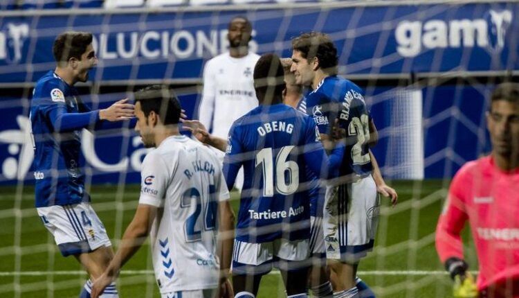 Los jugadores del Oviedo celebran el segundo gol de Blanco Leschuk