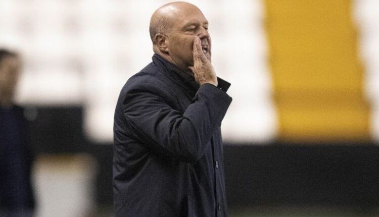 Pepe Mel en un partido en el Estadio de Vallecas