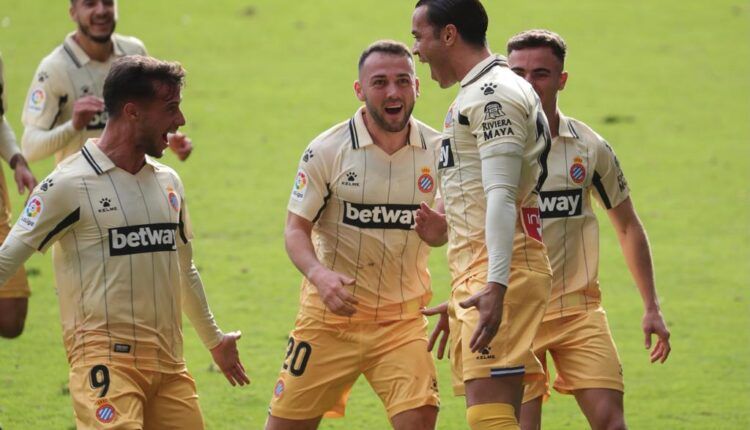 Raúl de Tomás celebra el primer gol