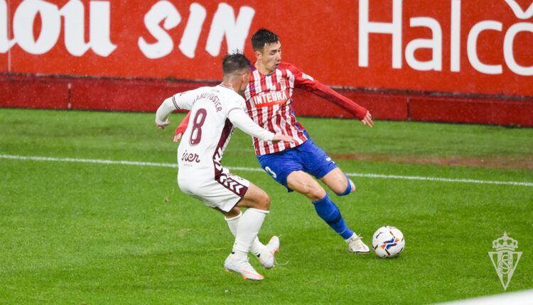 Saúl García en un Sporting-Albacete frente a Manu Fuster