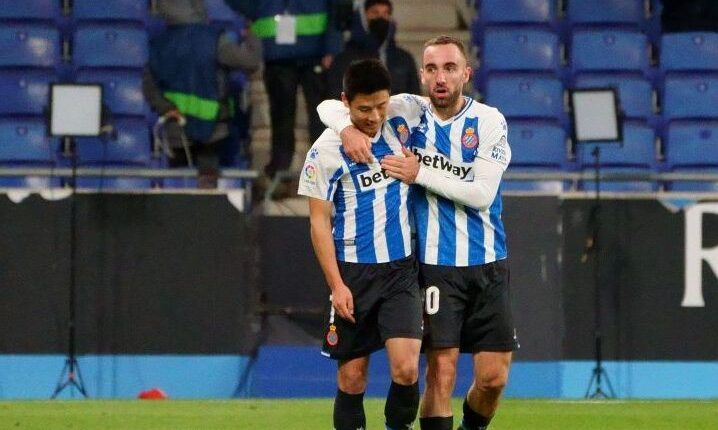 Wu Lei y Darder tras concluir un partido del RCD Espanyol