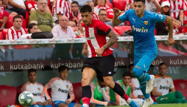 Yuri Berchiche en el partido contra el Valencia de la temporada 2019/2020