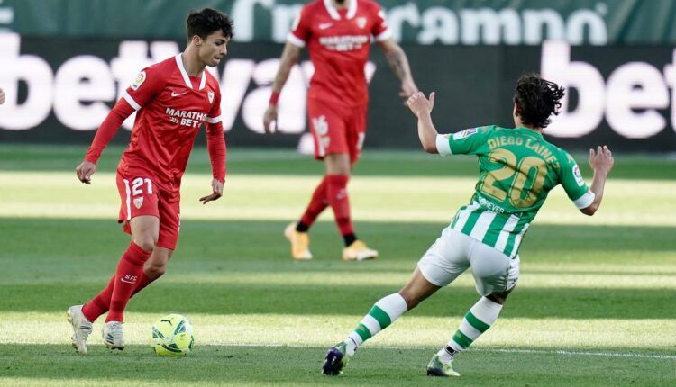 Oliver Torres ante la presión de Diego Laínez en un derbi en 2021 Fuente: https://twitter.com/SevillaFC/status/1345394864020713472/photo/1