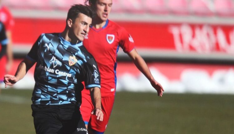 Aitor Buñuel después de dar un pase en el duelo copero ante el Numancia