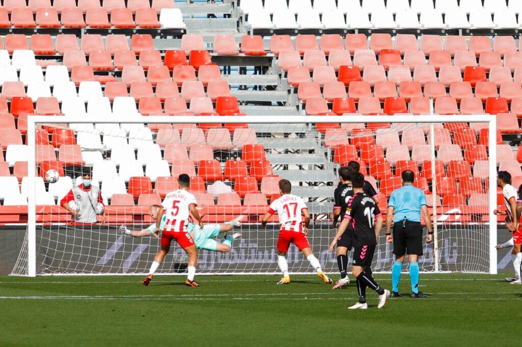 Makaridze evita el gol arlequinado durante la primera parte del Almería-Sabadell