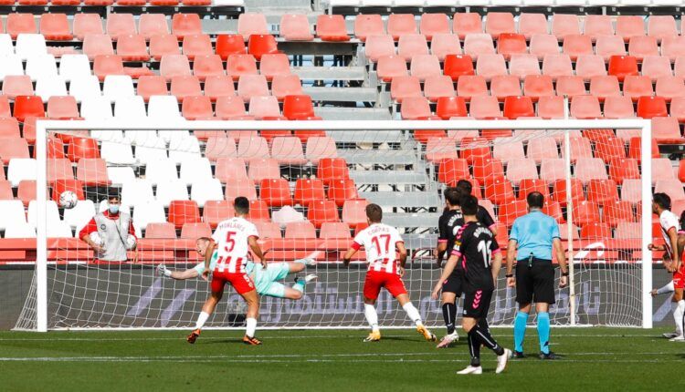 Makaridze evita el gol arlequinado durante la primera parte del Almería-Sabadell