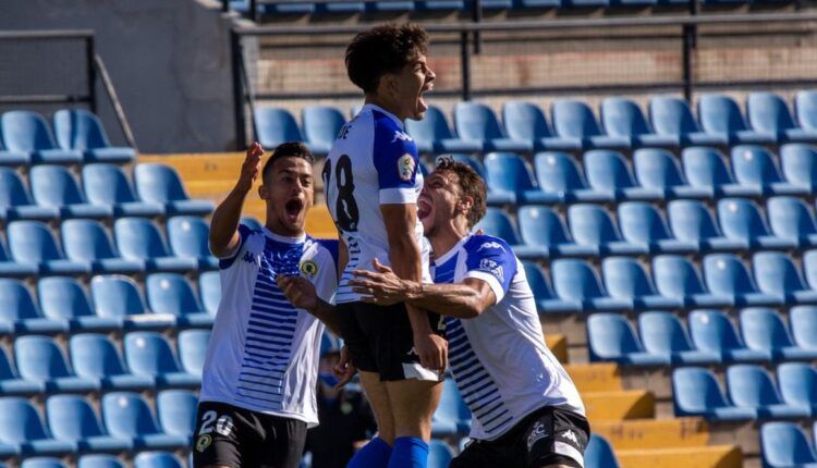 Abde, en el centro, celebra un gol con el Hércules