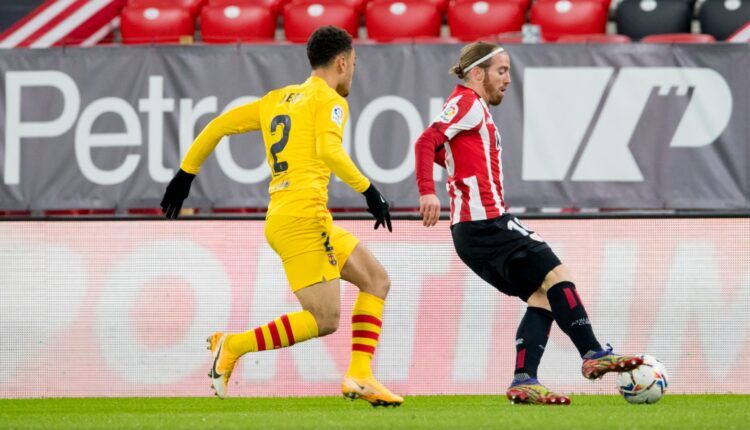 Muniain conduce un balón ante Dest en un Athletic Club - FC Barcelona