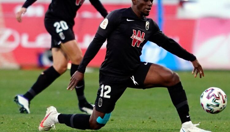 Ramón Azeez en un partido del Granada