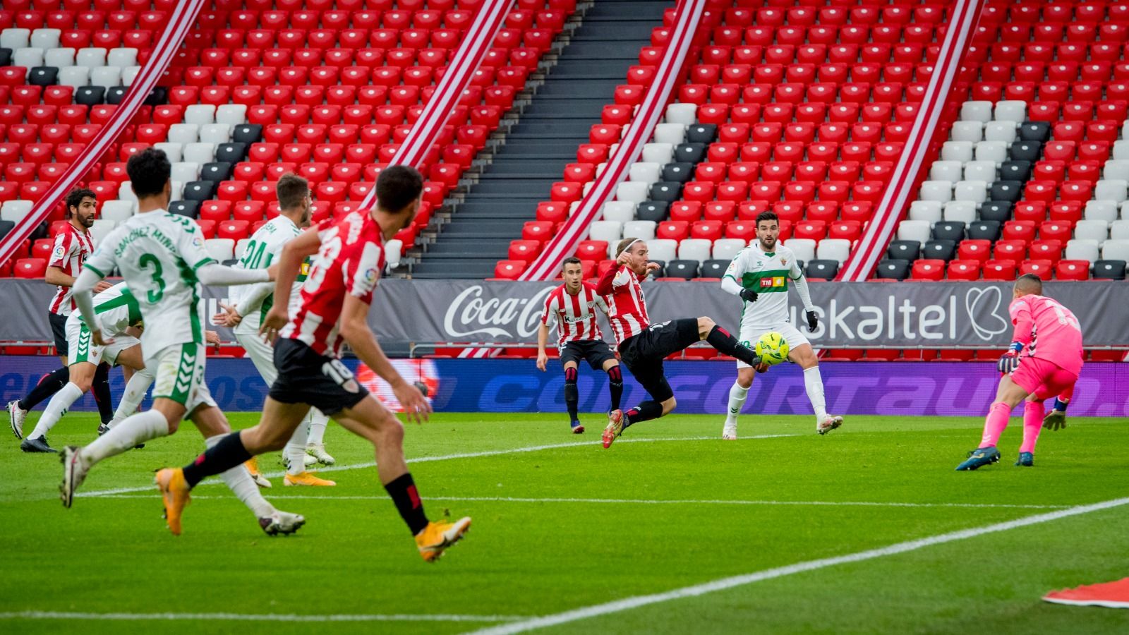 Muniain remata a gol el centro de Óscar de Marcos