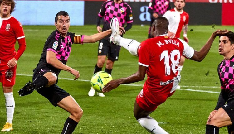 Pedro Capó (Sabadell) y Mamadou Sylla (Girona) en la disputa por un balón