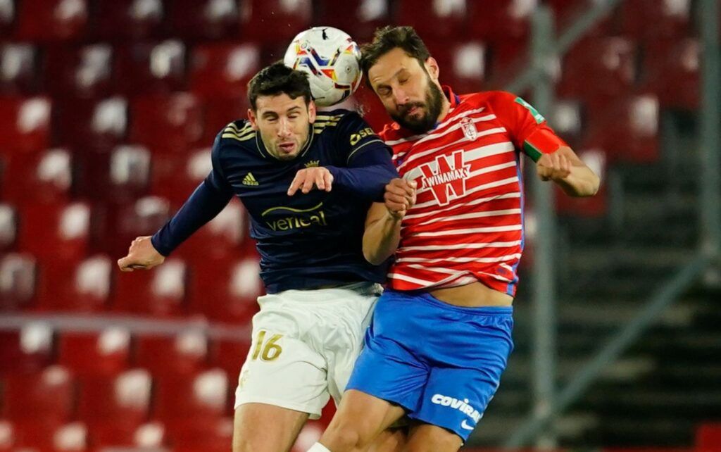 Germán y Calleri disputando un balón en el Granada-Osasuna