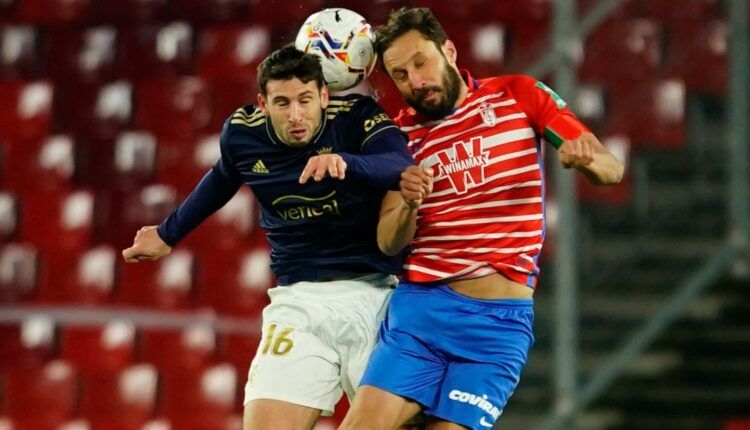 Germán y Calleri disputando un balón en el Granada-Osasuna