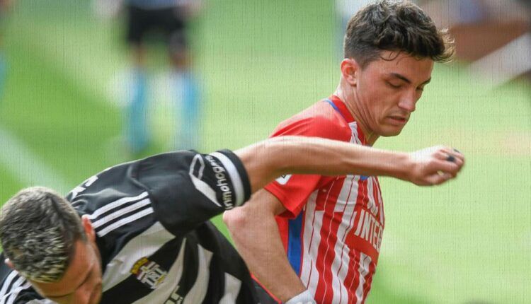 Gallar y Manu García en un partido entre el Sporting y el Cartagena