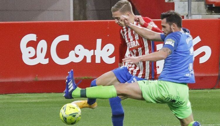 Čumić pugna un balón con Glauder en un Sporting-Fuenlabrada