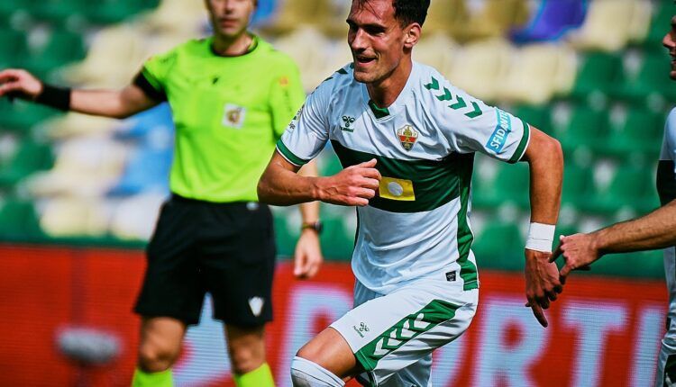 Dani Calvo celebrando un tanto con el Elche