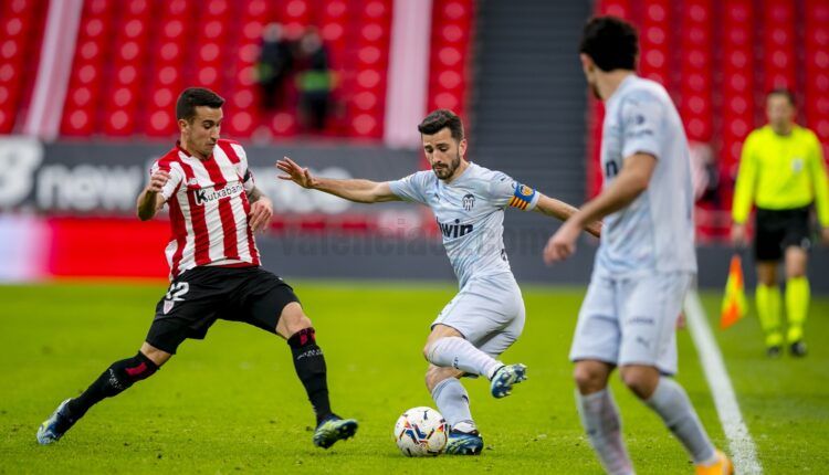 El capitán, José Luis Gayà disputando un balón en el Nuevo San Mamés