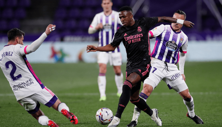 Vinícius Júnior conduce el balón ante Luís Pérez y Roque Mesa