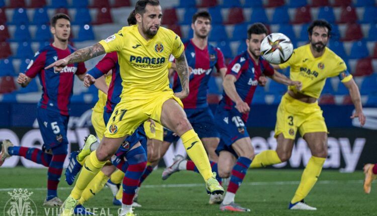 Paco Alcácer en un partido frente al Levante