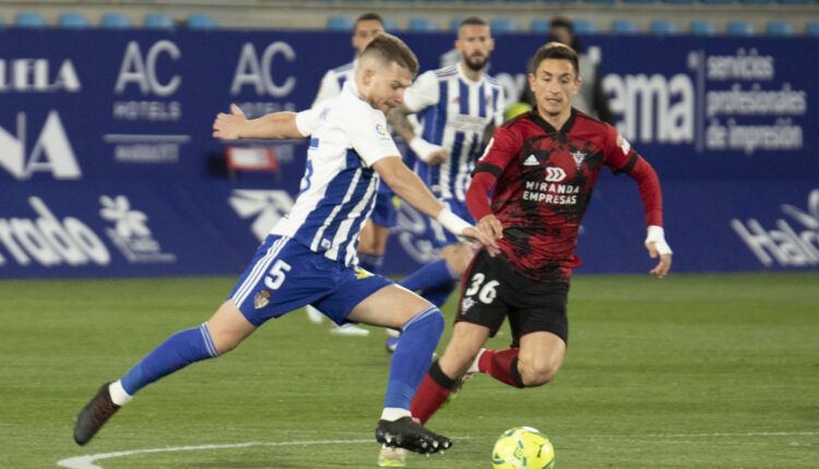 José María Amo (Ponferradina) y Pablo Martínez (Mirandés) en El Toralín