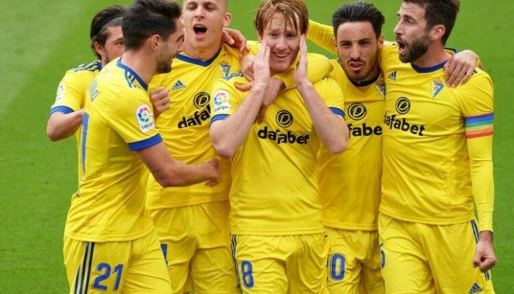 Jugadores del Cádiz celebran un gol en el Nou Camp