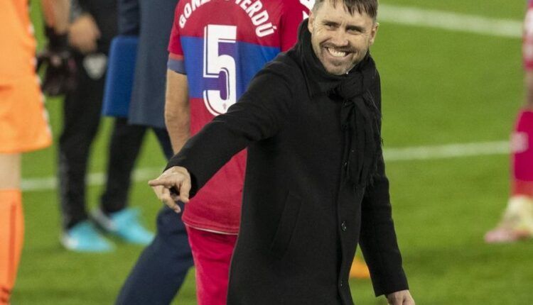 Eduardo Coudet sonríe en el partido frente al Elche