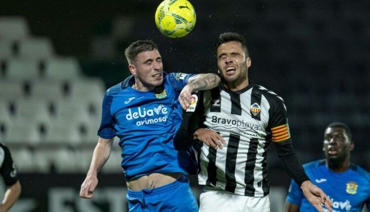 Adrián Diéguez en una acción de un partido con el Fuenlabrada