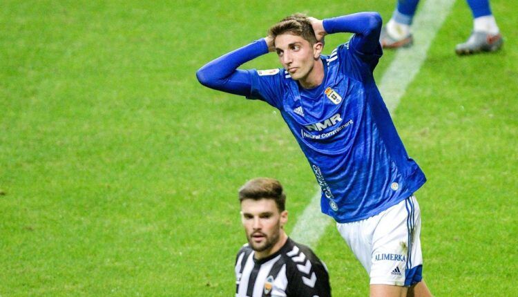 Edgar González en un partido con el Real Oviedo