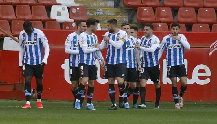 El Espanyol celebra su gol en El Molinón