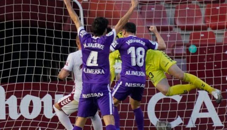 Marc Valiente y Javi Fuego celebran un gol del Sporting esta campaña