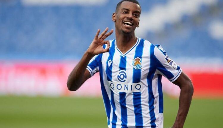 Aleksander Isak celebrando el tercero de los goles marcados al Alavés