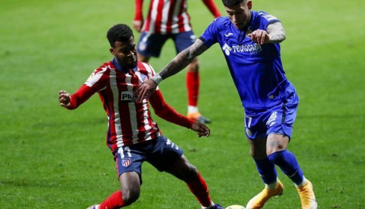 Thomas Lemar con Mathias Olivera