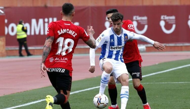 Puado intenta controlar ante balón en el Mallorca-Espanyol