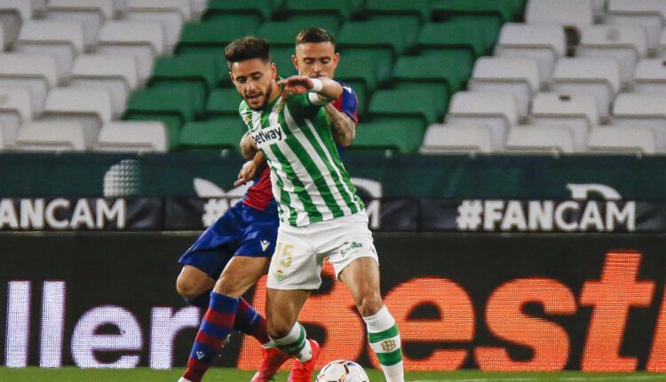 Álex Moreno en el encuentro frente al Levante del Betis